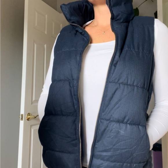 Navy puffer vest - Picture 4 of 11